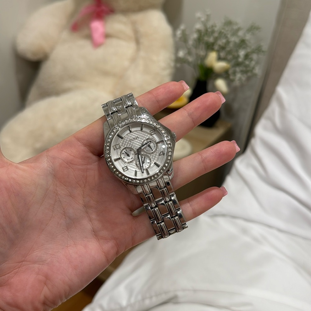 Guess Women's U0147l1 Polished Glamour Silver-tone Crystal Watch